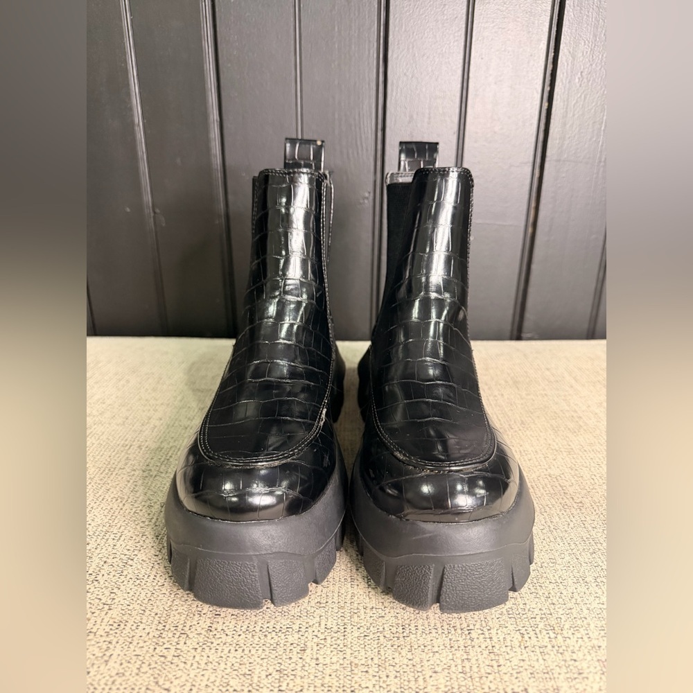 Urban Outfitters Eden Chelsea Style Black Croc-Embossed Ankle Boots